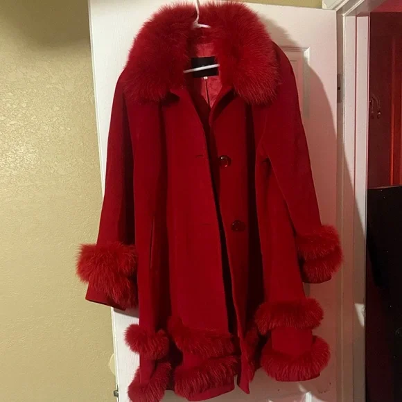 Chic Red Fur-Trimmed Women's Cape - Picture 1 of 1